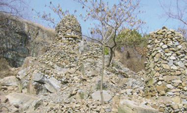 와룡산으로 오르는 길섶에 있는 돌탑 이미지